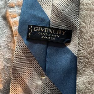 Men’s wide blue snd gray Givenchy tie in excellent condition. No rips or stains.